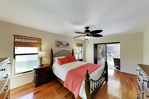 Tropical Gem - Heated Pool, Office, Prime Location Home