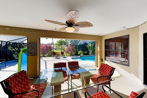 Tropical Gem - Heated Pool, Office, Prime Location Home