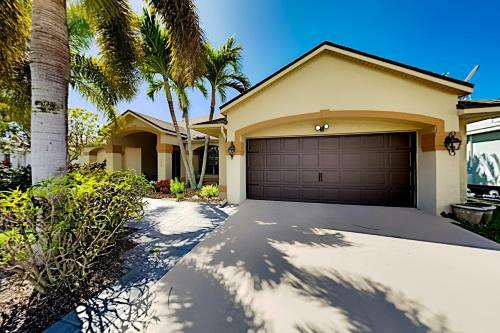Tropical Gem - Heated Pool, Office, Prime Location Home