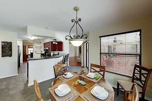 Tropical Gem - Heated Pool, Office, Prime Location Home