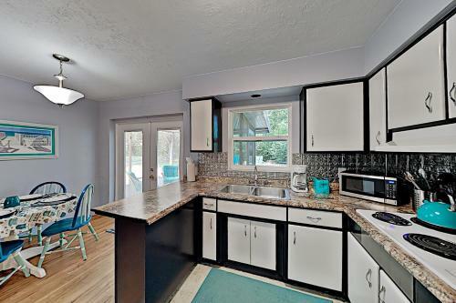 New Listing! Peacock Place 2br 1ba, Sleeps 4 Home
