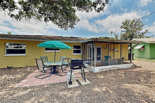 New Listing! Peacock Place 2br 1ba, Sleeps 4 Home