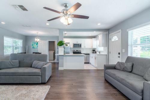 Bright & Airy Clearwater House 5 Miles To Beach! Home