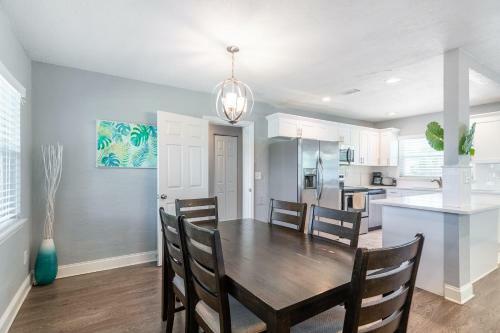 Bright & Airy Clearwater House 5 Miles To Beach! Home