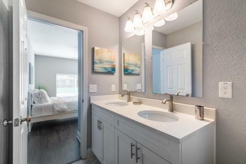 Bright & Airy Clearwater House 5 Miles To Beach! Home