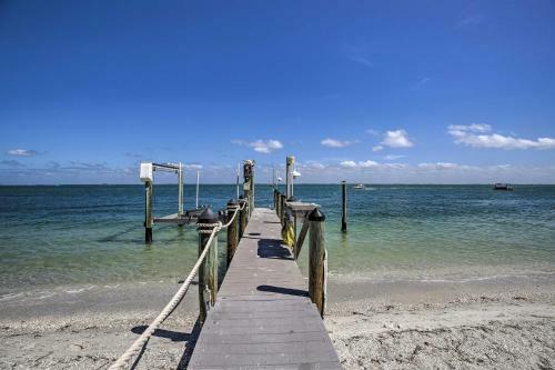Oceanfront Island Escape With Golf Cart And Decks