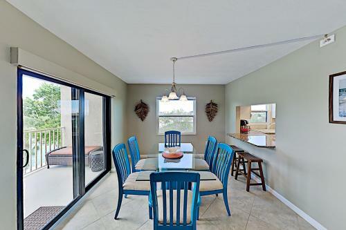 Apartamento New Listing! Waterfront Condo With Pool & Dock Condo