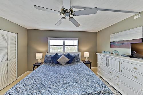 Apartamento New Listing! Waterfront Condo With Pool & Dock Condo