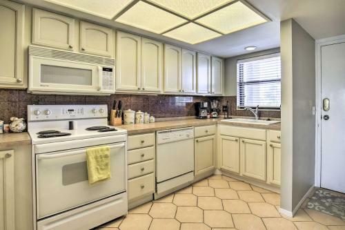Apartamento Indian Shores Condo With Balcony And Pool Access!