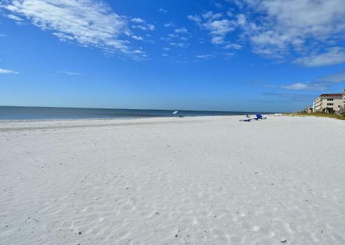Mariner's Pointe - Classy Condo, Steps To Beach, Large Balcony