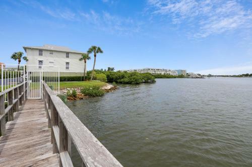 Mariner's Pointe - Classy Condo, Steps To Beach, Large Balcony
