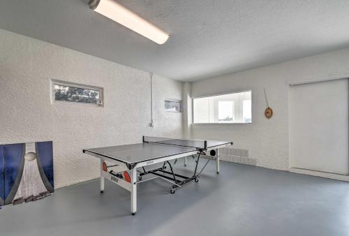 Indian Rocks Home With Game Room, Walk To Beach!