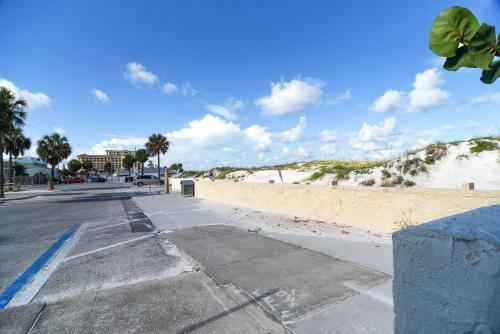Driftwood Beach Cottage - Walk To Clearwater Bch