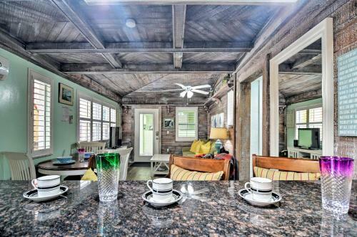 Driftwood Beach Cottage - Walk To Clearwater Bch