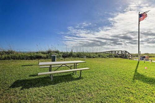 Apartamento Oceanfront Condo With Balcony And Community Pool!