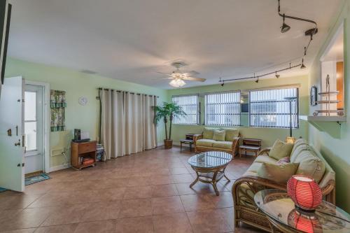 Gulf Sunset Oasis - Beach Front Apts
