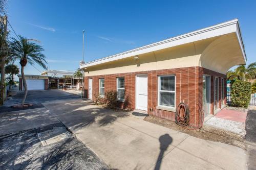 Gulf Sunset Oasis - Beach Front Apts