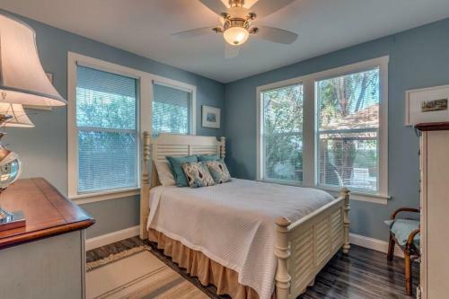 Beachcomber Beach House - Weekly Rental Just Steps To White Sand Beach! Home