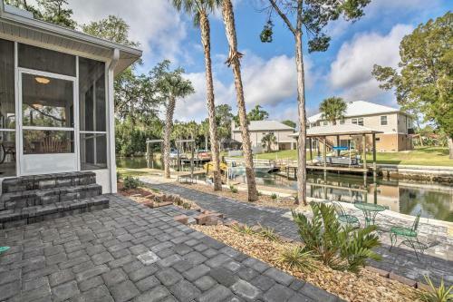 Spacious And Hip Crystal River Home With Dock And Kayaks!