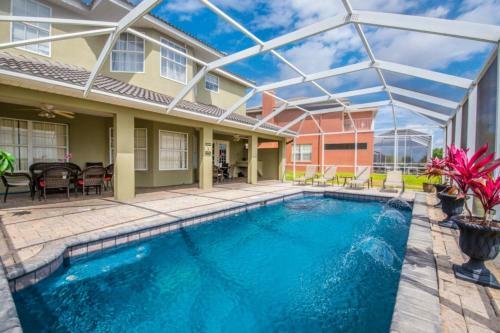Sunny Large Pool In Floridian Retreat