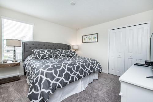 Eight-bedroom Villa 9040