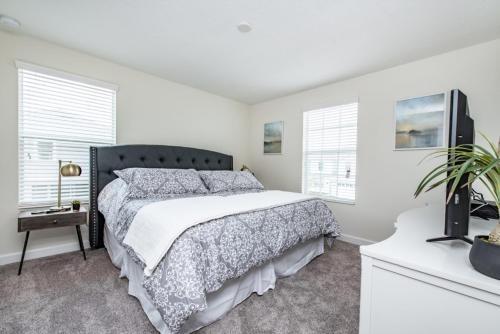 Eight-bedroom Villa 9040