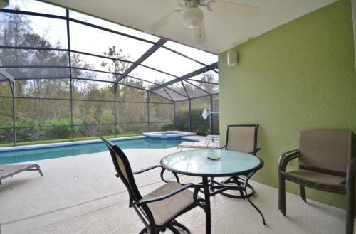 Extravaganza Pool Disney Cottage