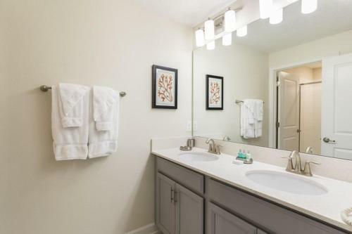 Modern 4 Bed 3 Bath Townhome In Championsgate Golf Resort