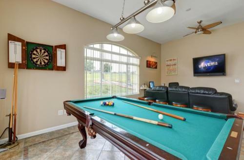 Beautiful Palace Large Pool Home With Golf Court View