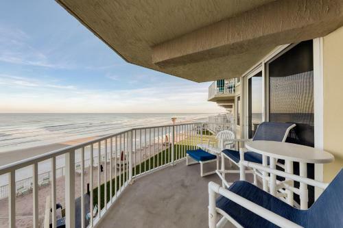 Shores Club - 305