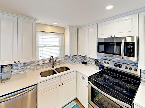 Apartamento New Listing! Oceanfront Condo - Walk To Beach Condo
