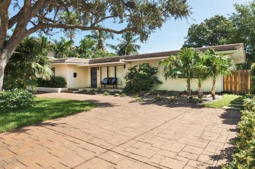Luxe Waterfront Home: Pool, Boat Dock, Near Beach Home