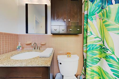 Lush Tropical Retreat With Private Pool - Near Beach Home