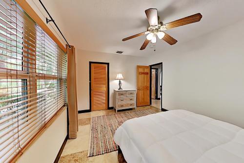 Tropical Retreat - Heated Pool, Spa, Walk To Beach Home