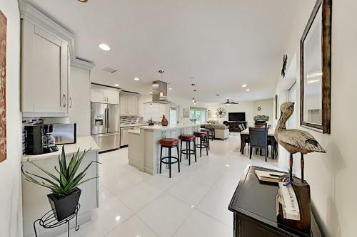 Steps To Beach! Heated Pool, Spa & Chef's Kitchen Home