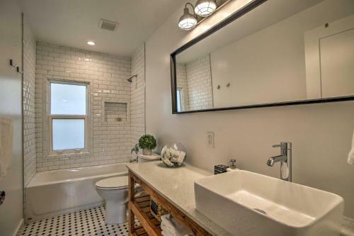 Remodeled Fort Lauderdale Home With Shared Pool!