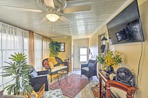 Quiet And Charming Home With Pond View - 4mi To Beach!