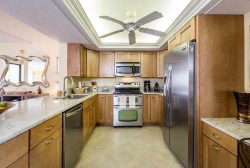 Apartamento Sandarac B610, 2 Bedrooms, Pool Access, Beach Front, Sleeps 4
