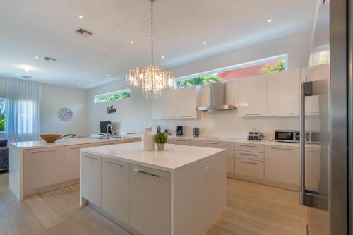 Villa Modern Luxurious Beach Retreat-5 Br With/pool