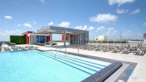 Beachfront Condo Rooftop Infinity Pool Studio