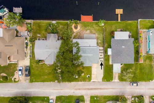Canalfront Hudson Home With Private Dock And Yard!