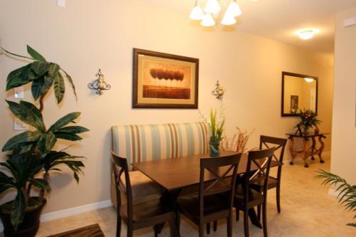 8960 Paradise Palms