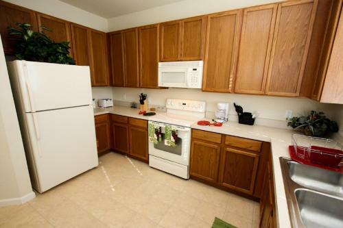 2633 Trafalgar Village