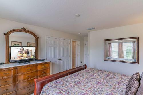 2633 Trafalgar Village