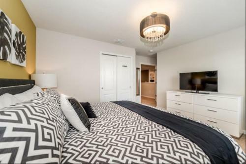 Elegant 8 Bedroom 5.5 Bath Pool Home In Windsor At Westside