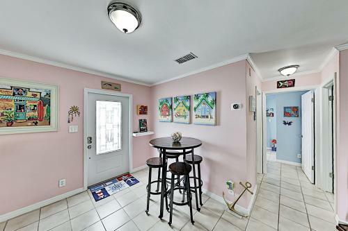 Charming Canal Retreat With Private Dock & Kayaks Home