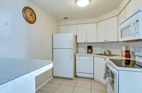 Waterfront Condo On Beach With Pool, Tiki Bar & Restaurant On-site