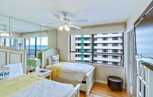 Waterfront Condo On Beach With Pool, Tiki Bar & Restaurant On-site