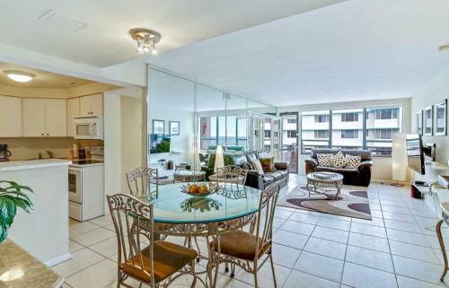 Waterfront Condo On Beach With Pool, Tiki Bar & Restaurant On-site