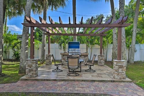 Quiet Naples Cottage With Patio Less Than 1 Mi To Beach